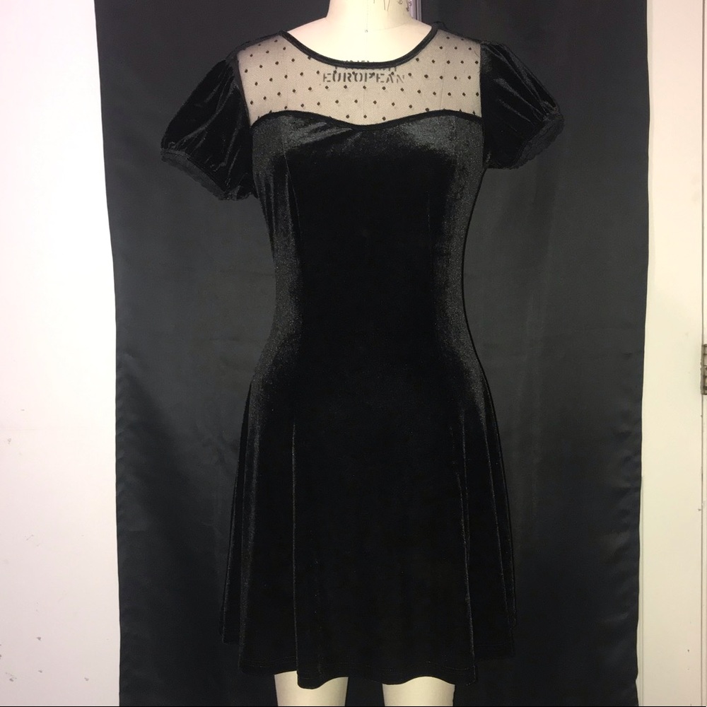 Black velvet babydoll dress from hot topic NWT